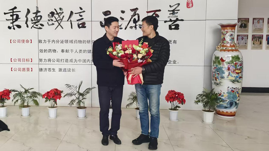 開發(fā)區(qū)組織宣傳部部長紀(jì)岱宗新春走訪慰問陳學(xué)民董事長